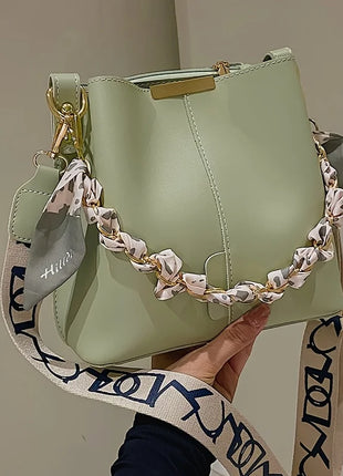 Nuevo bolso de hombro a la moda para mujer, bolso tipo cubo con cadena de cinta de gran capacidad, bolso cruzado para desplazamientos diarios