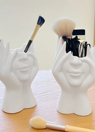 El organizador de maquillaje es liviano, portátil y perfecto para uso en escritorio y baño, almacenamiento de brochas y cosméticos.