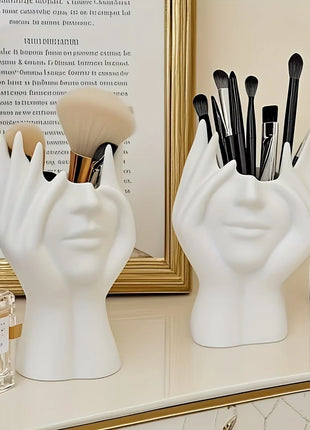 El organizador de maquillaje es liviano, portátil y perfecto para uso en escritorio y baño, almacenamiento de brochas y cosméticos.