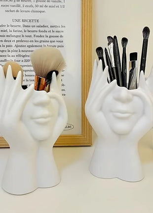 El organizador de maquillaje es liviano, portátil y perfecto para uso en escritorio y baño, almacenamiento de brochas y cosméticos.